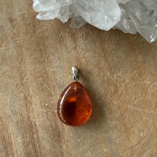 Barnsteen hanger aan een zilveren oog 925 gehalte