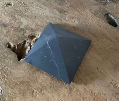 Shungiet piramide 5 cm mat