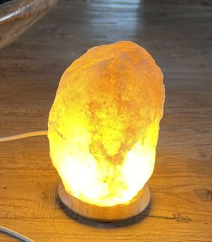 Himalaya zoutkristal lamp met houten voet mini