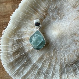 Aquamarijn hanger ruw gezet in zilver 925 gehalte