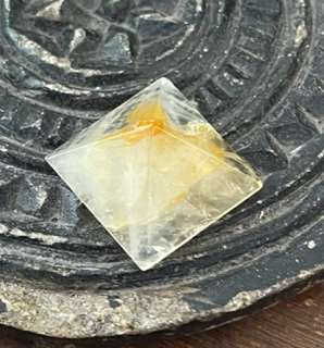 Limoniet kwarts / golden healer pyramide 3 cm