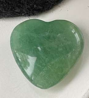 Fluoriet groen hart 7 cm
