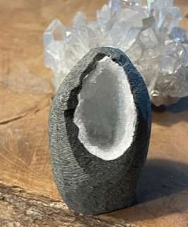 Bergkristal geode in basalt