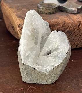 Bergkristal en scolesiet geode in basalt