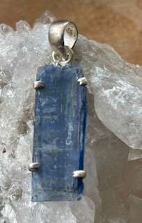 Kyaniet hanger gezet in zilver 925 gehalte
